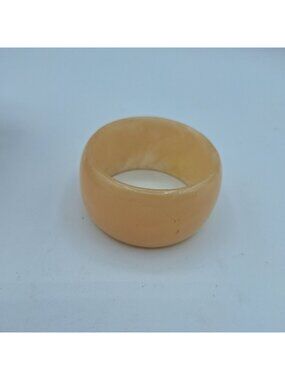 VTG LIGHT PEACH SWIRL LUCITE 80'S STYLE CHUNKY BANGLE BRACELET COSTUME JEWERLY